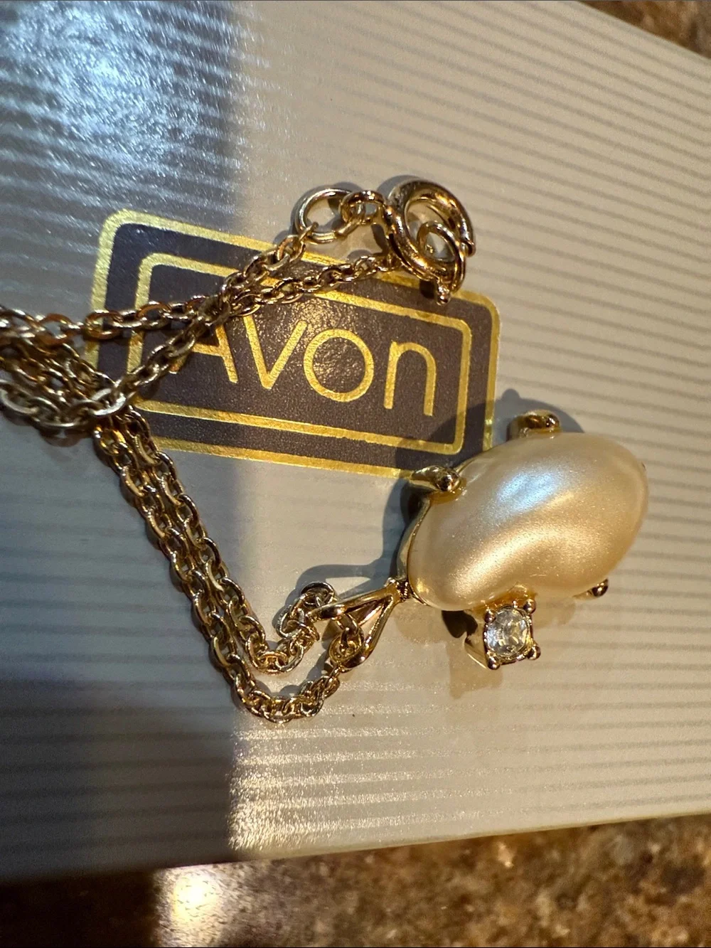Avon Gold Tone Teardrop Pearl Pendant Necklace - Cream